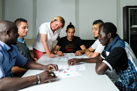 Die Deutschförderung umfasst dabei drei Bausteine: Sechs neue, vom Bundesamt für Migration und Flüchtlinge (BAMF) finanzierte ausbildungsbegleitende Berufssprachkurse wurden eingerichtet. © Adobe.stock.com - Frank Grätner